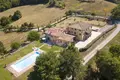 Propiedad comercial 982 m² en Poppi, Italia