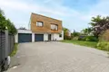 4 bedroom house 303 m² Lomianki, Poland