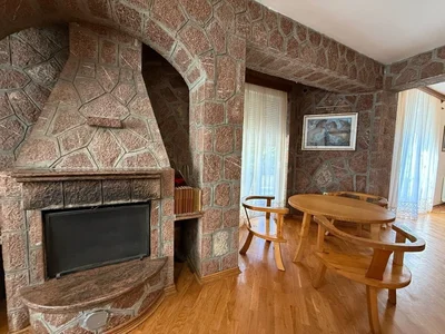 Hütte Kuća 500 m² na Izdavanje – Gorica, Podgorica