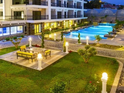 Zespół mieszkaniowy Furnished 1+1 apartment in Toprak Palace complex on the seafront.