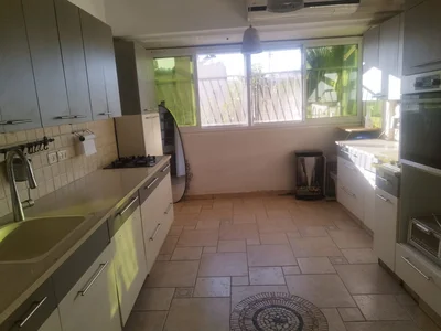 Жилой квартал Appartement de 35 pieces a kiryat moshe balcon soucca potentiel