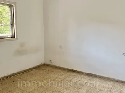 Wohnviertel Grand 3 pieces avec balcon a renover