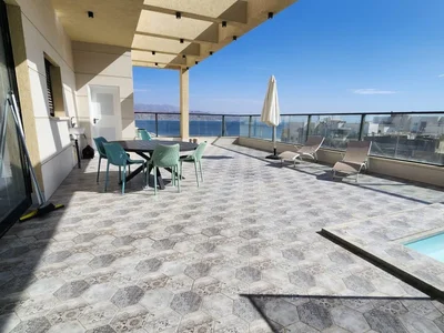Жилой квартал Sublime penthouse 5 pieces spacieux avec piscine privee terrasse vue mer et proximite immediate de la mer programme neuf petit immeuble recent pour clients exigeants