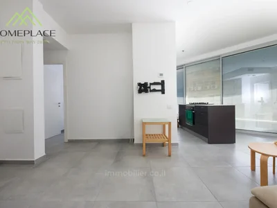 Quartier résidentiel Rare opportunité à ne surtout pas manquer !! dans le prestigieux et très demandé complex gindi, tour 3, un 4 pièces +.balcon + parking + mamad à moins de 50.000 nis le mètre carré.