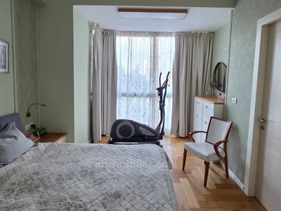 Dzielnica mieszkaniowa A vendre 3 pieces renove spacieux et hauts plafonds rue frishman