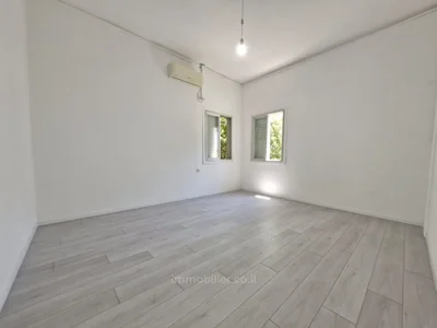 Residential quarter Rue calme proche mer frishman