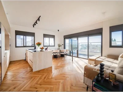 Quartier résidentiel Raanana magnifique appartement de 4 pieces renove avec terrasse souccah et mamad