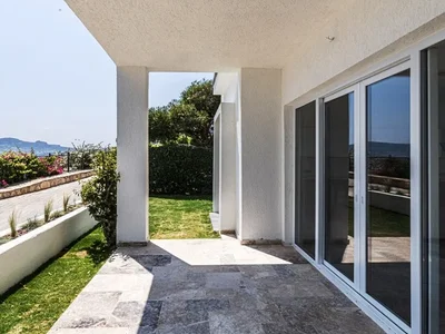 Villa Three bedroom villa with direct sea views in Gundogan area.