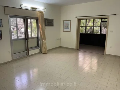 Quartier résidentiel Grand 4 pieces a renover dans le centre de tel aviv au calme. superbe opportunitee!