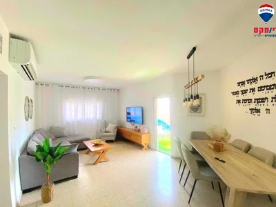 Residential quarter Super affaire un appartement de 4 pieces spacieux avec terrasse ascenseur et parking a lentree du quartier prise haotsar de hadera