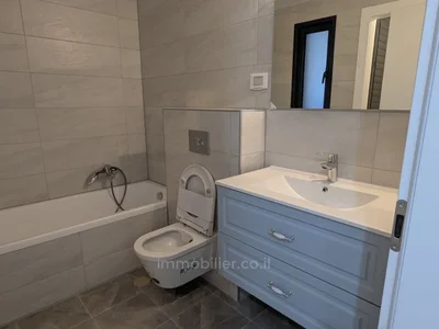 Wohnviertel A ne pas manquer agreable balcon sur la mer bel appartement bon emplacement bonnes orientations clair dans rue calme dans un bel immeuble etage haut avec vue neuf proche de la mer