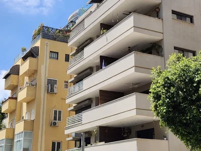 Dzielnica mieszkaniowa Rehov nachmani coeur historique de tel aviv superbe appartement renove