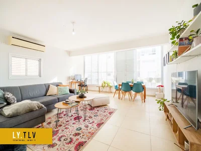 Жилой квартал Beau 2 pieces renove a cote du park hayarkon au calme