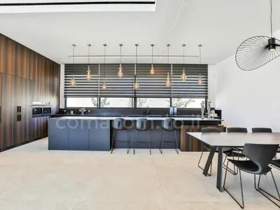 Residential quarter Calme investi au centre bon emplacement grand luxueux bien agence clair spacieux entierement meuble grand jardin hauts plafonds magnifique