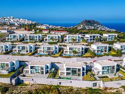 Villa Four bedroom villas + two bedroom apartment on the beach.