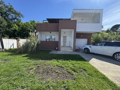 Hütte Kuća 200 m² na Prodaju – Gornja Gorica, Podgorica