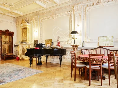 Very expensive, very luxurious. A five-room apartment is for sale in Moscow for € 2,408,236