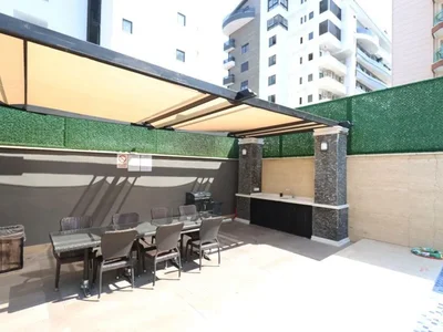 Zespół mieszkaniowy Umeblowany apartament 1+1 w kompleksie Granada Boutique, 50 metrów od morza.