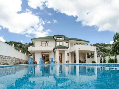 Hütte Kuća 470 m² na Izdavanje – Centar, Cetinje