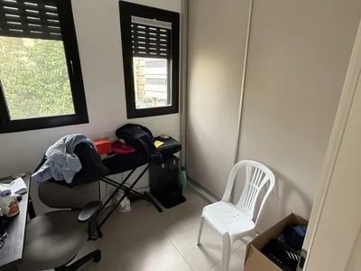 Quartier résidentiel 3 pièces à vendre complet, immeuble neuf ascenseur, balcon, parking, cave.