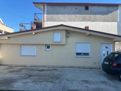 Hütte Kuća 40 m² na Izdavanje – Tološi, Podgorica