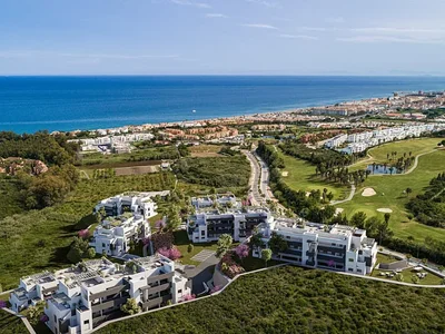 Edificio de apartamentos Modernas viviendas en la costa con soláriums y piscina en Málaga