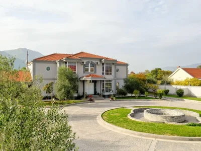 Hütte Kuća 560 m² na Prodaju – Novo Selo, Danilovgrad
