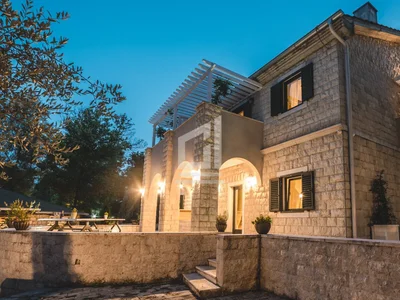 Hütte Kuća 300 m² na Prodaju – Podgorica