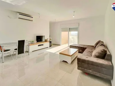 Quartier résidentiel Baisse de prix !!  vous cherchez un appartement avec un balcon ensoleillé, entièrement rénové, au centre-ville de hadera, à un prix exceptionnel ?