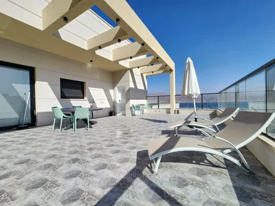 Жилой квартал Sublime penthouse 5 pieces spacieux avec piscine privee terrasse vue mer et proximite immediate de la mer programme neuf petit immeuble recent pour clients exigeants
