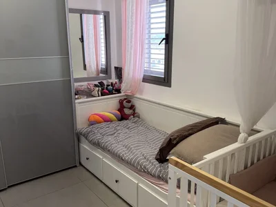 Quartier résidentiel Penthouse À vendre de 5 piÈces avec vue À eilat - tout confort avec armoires murales ainsi qu'une belle cuisine avec son Îlot central - situé en plein quartier des hôtels dans complexe avec piscine et salle de sport et à deux pas du centre commercial icep