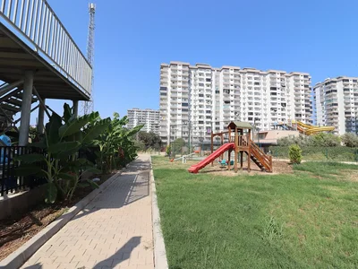Apartamentowiec Apartament w Kompleksie z Basenem Blisko Plaży w Mersin Çeşmeli