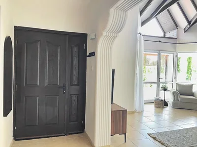 Villa Fully furnished 5-bedroom villa 200 m² 150 meters from the beach.