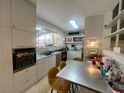 Wohnviertel Tres rare en centre ville de raanana piscinable