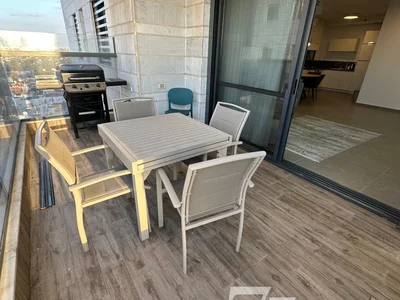 Residential quarter Dans un bel immeuble vue sur la mer entierement meuble