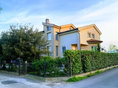 Cottage Kuća 240 m² na Izdavanje – Donja Gorica, Podgorica