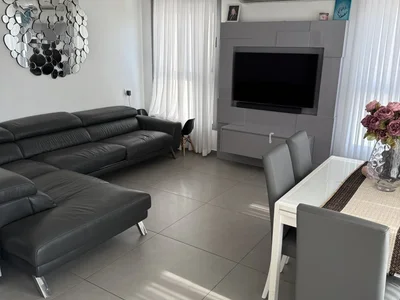 Quartier résidentiel Penthouse À vendre de 5 piÈces avec vue À eilat - tout confort avec armoires murales ainsi qu'une belle cuisine avec son Îlot central - situé en plein quartier des hôtels dans complexe avec piscine et salle de sport et à deux pas du centre commercial icep