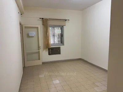 Quartier résidentiel Grand 4 pieces a renover dans le centre de tel aviv au calme. superbe opportunitee!