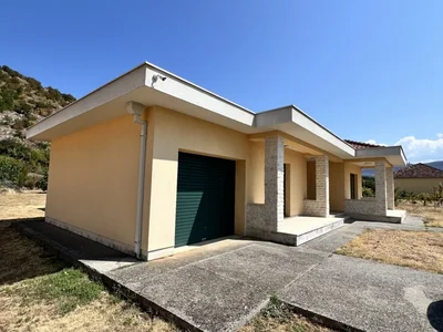Hütte Kuća 200 m² na Prodaju – Rogami, Podgorica