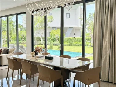 Wohnanlage Complex of villas with a swimming pool, a park and a lake near the beach and a yacht club, Pattaya, Thailand
