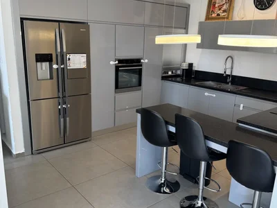 Quartier résidentiel Penthouse À vendre de 5 piÈces avec vue À eilat - tout confort avec armoires murales ainsi qu'une belle cuisine avec son Îlot central - situé en plein quartier des hôtels dans complexe avec piscine et salle de sport et à deux pas du centre commercial icep