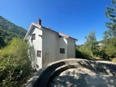 Hütte Kuća 200 m² na Prodaju – Centar, Cetinje