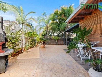 Жилой квартал Appartement avec jardin 7 pieces quartier kiryat ganim a rishon lezion