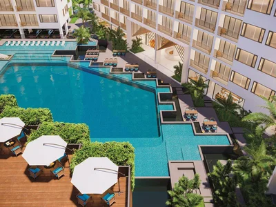 Complexe résidentiel Modern residential complex with a large swimming pool opposite a shopping center in Chalong, Phuket, Thailand
