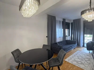 Residential quarter Izdaje se prostran trosoban stan od 130m2 u Dalmatinskoj ulici