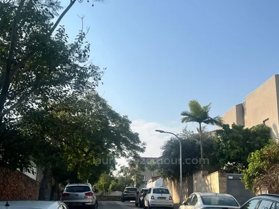 Quartier résidentiel Affaire.  prevoir renovation complete. superbe location.