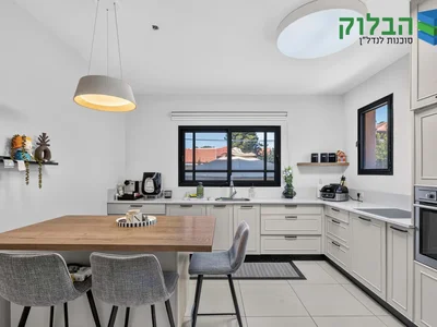 Residential quarter A vendre bien de luxe et rare a rishon lezion shikun hamizrach rue marbad haksamim