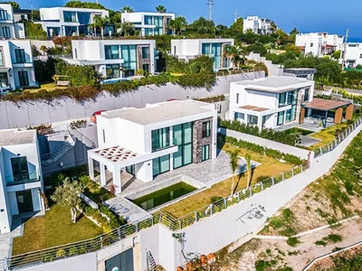 Villa Four bedroom villas + two bedroom apartment on the beach.