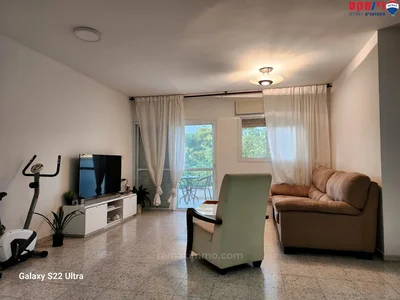 Quartier résidentiel Petit appartement très mignon de 3 pièces en exclusivité au coeur du centre-ville et au calme à hadera !