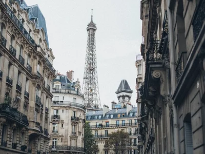 The cost of an «average» apartment in Paris begins at € 12,000 per square meter, but the state helps buyers of new buildings. A realtor told us about the «never-falling» French market
